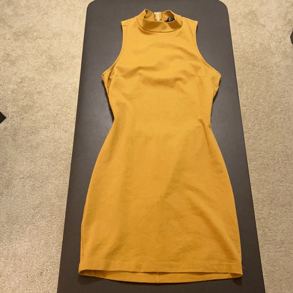 Fitted mid-thigh open-back dress, mustard, Small